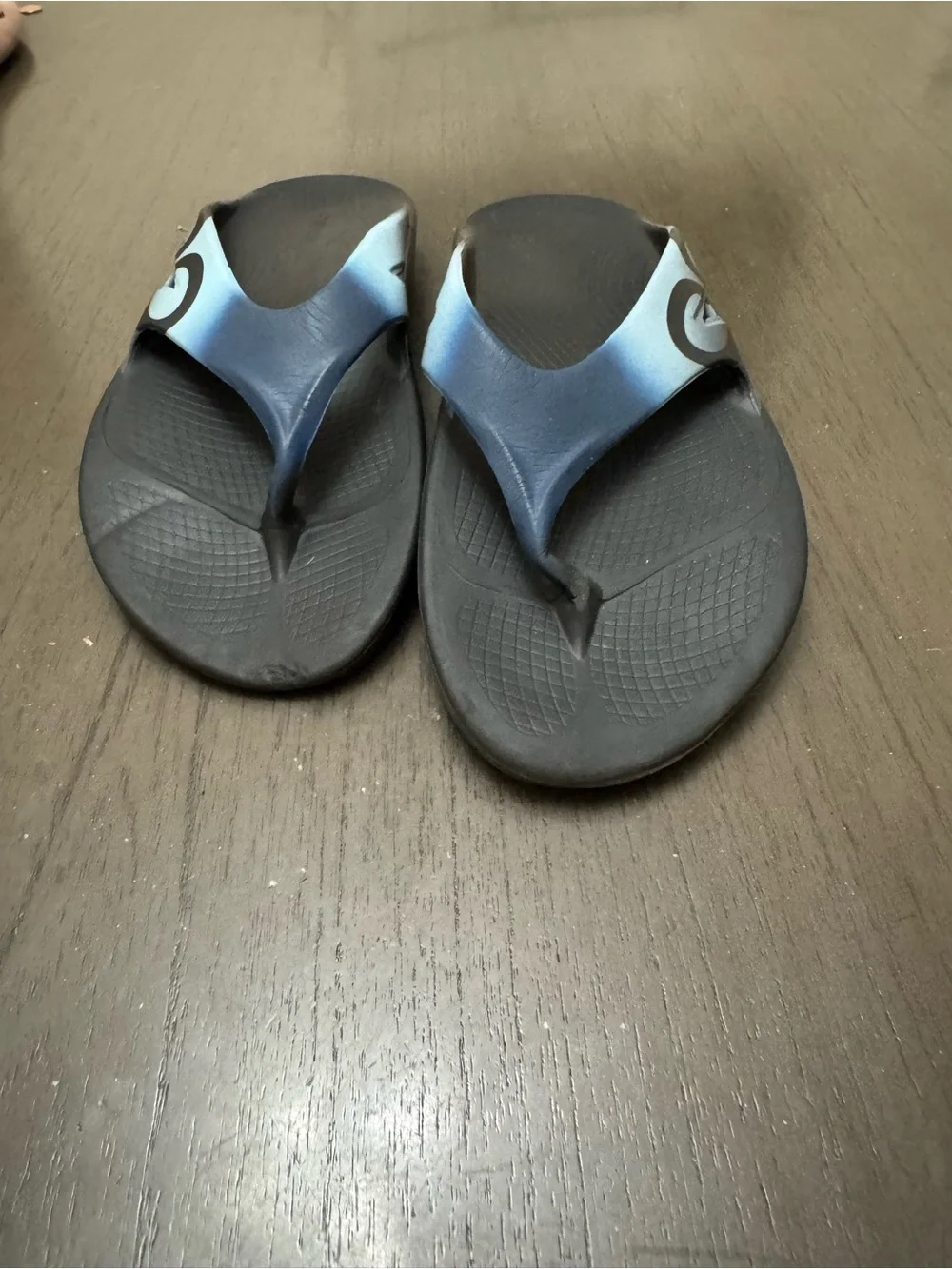 OOFOS Men's Black and Blue Gradient Recovery Flip Flops size M11